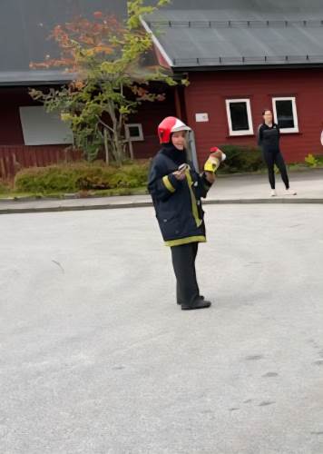 Merete er vå brannansvarlige, og passer på at alle kommer ut når vi har brannøvelser. Her har hun hjelp av Bjørnis til å lære oss om viktigheten av brannvern.